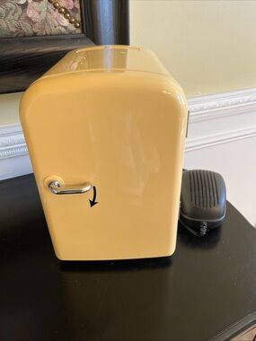 Vintage 90s NWOB Solid State Mini Fridge 10.5”Hx7.5”Wx10”D yellow. Works great
